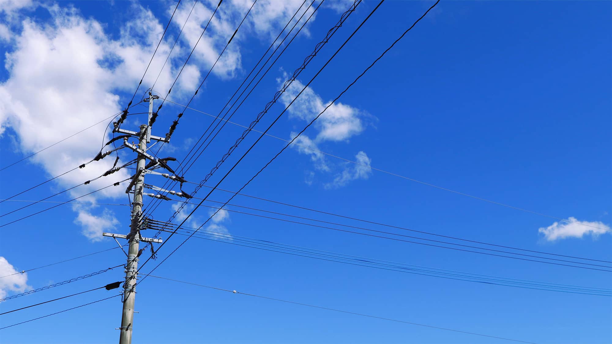 快晴の青空と電線のイメージ