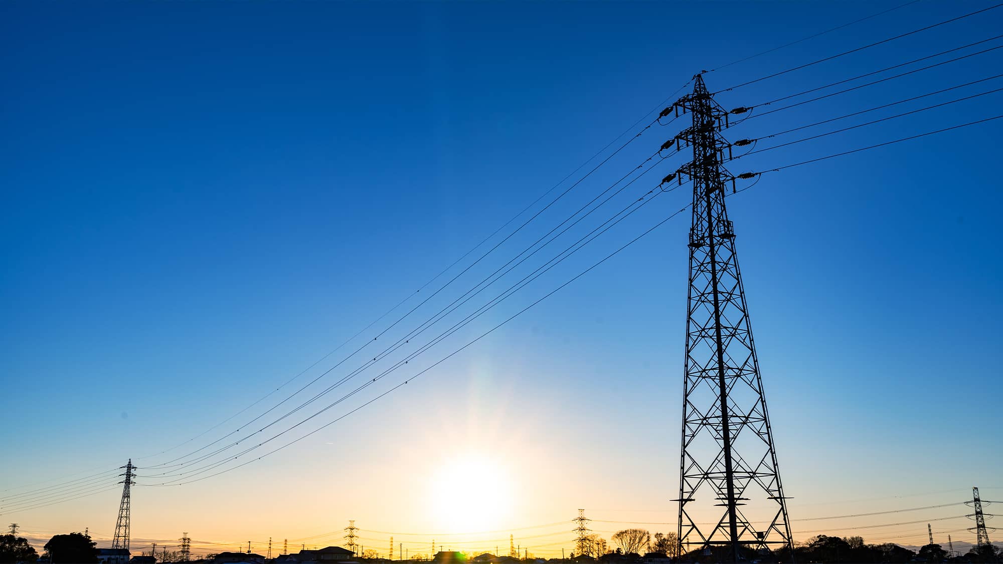 夕日と電線のイメージ