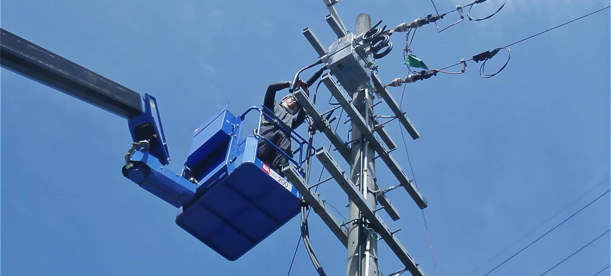 電線工事をする社員の様子